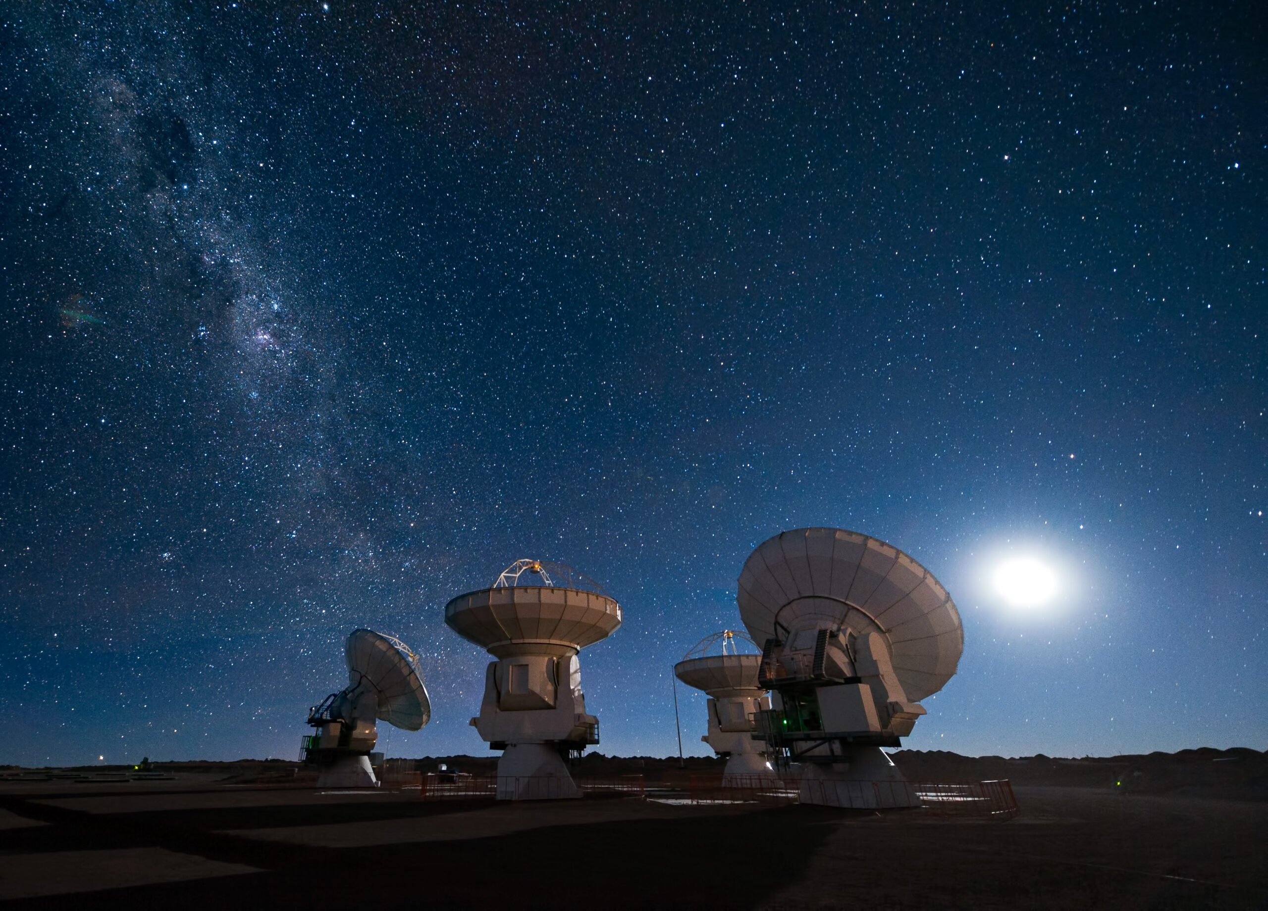 How do radio telescopes help us to observe the Universe?